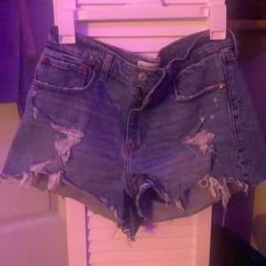 Abercrombie and fitch Jean shorts. The mom short, mid rise, curve love. Mid cond